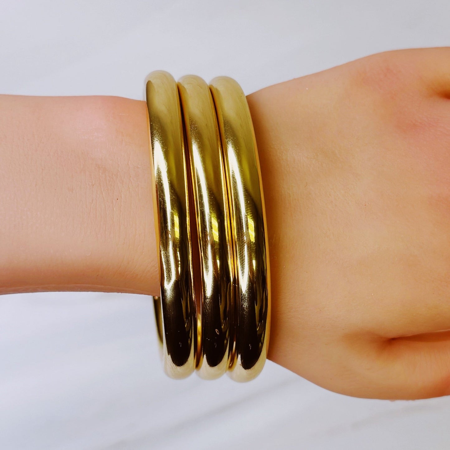 Golden Stack Luxe Bangle Set – Sleek Polished Gold-Tone Arm Candy in Classic Stacking Style