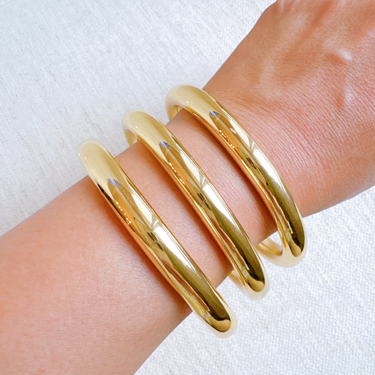 Golden Stack Luxe Bangle Set – Sleek Polished Gold-Tone Arm Candy in Classic Stacking Style